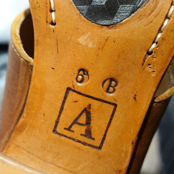 ADELANTE SHOE CO. Natural Brown Sandals with Block Heels, size 6 - Picture 4 of 9